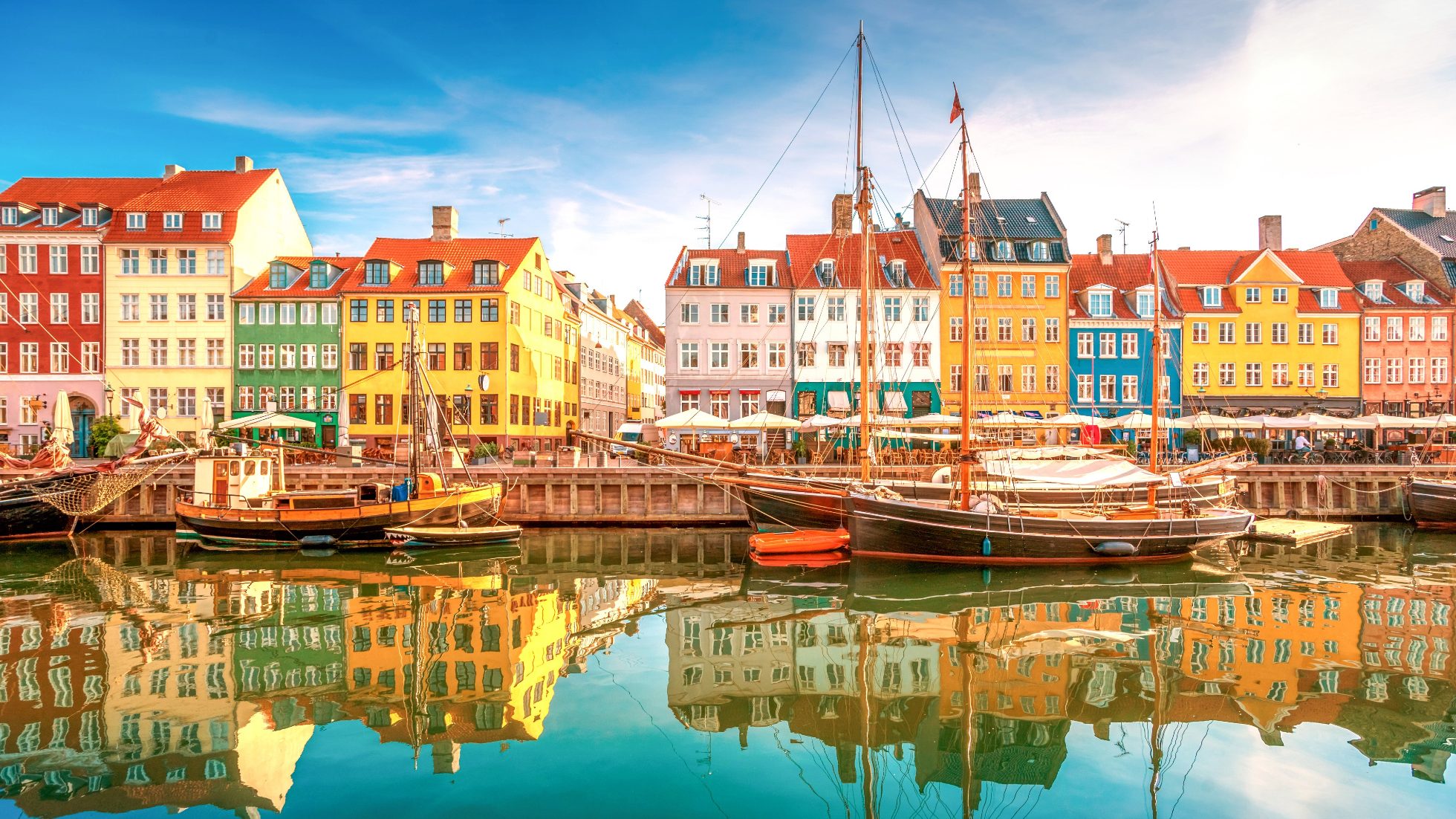 Kolorowe kamienice nad nabrzeżem Nyhavn w Kopenhadze