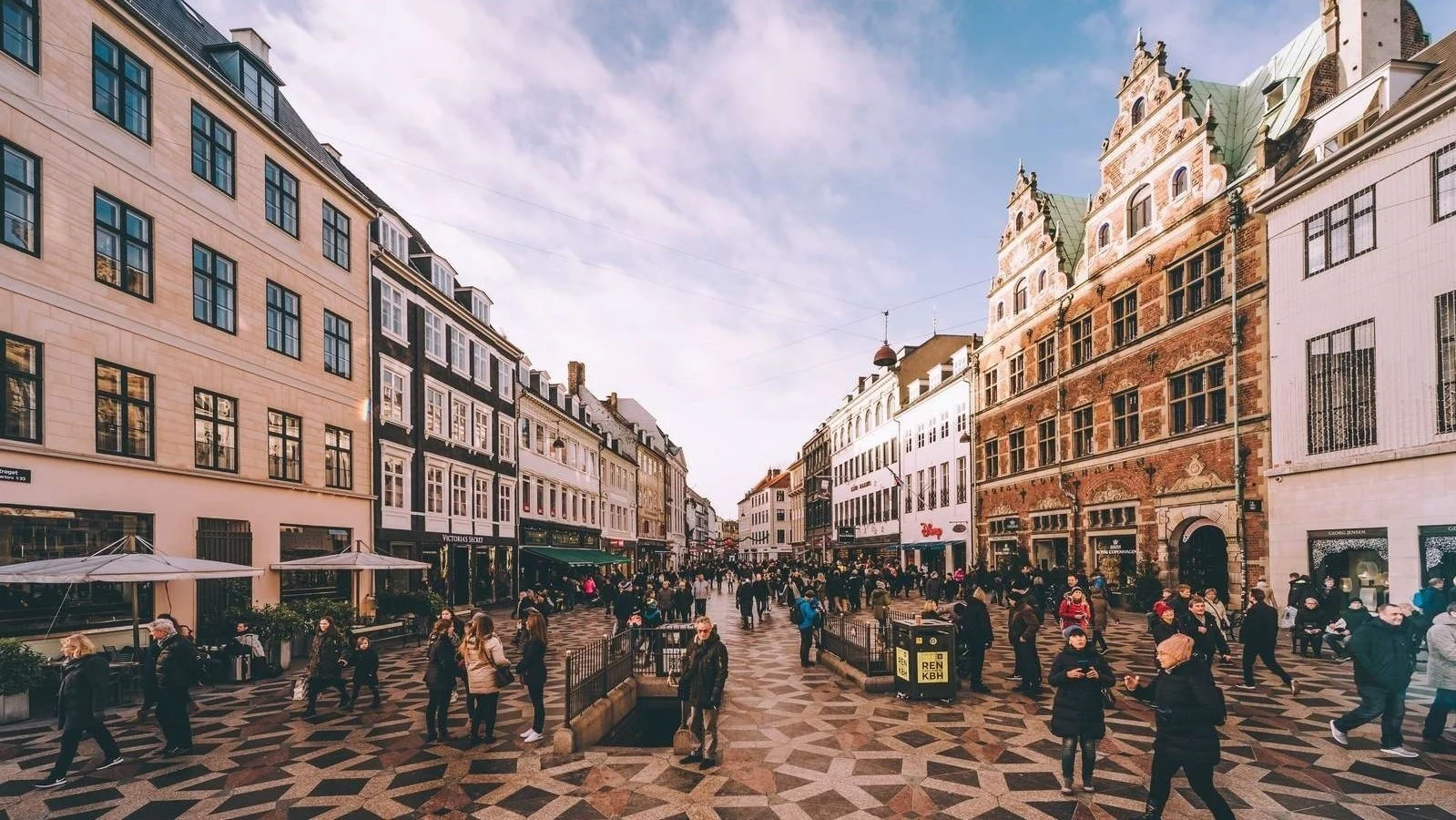 Deptak Strøget pełen sklepów i kawiarni